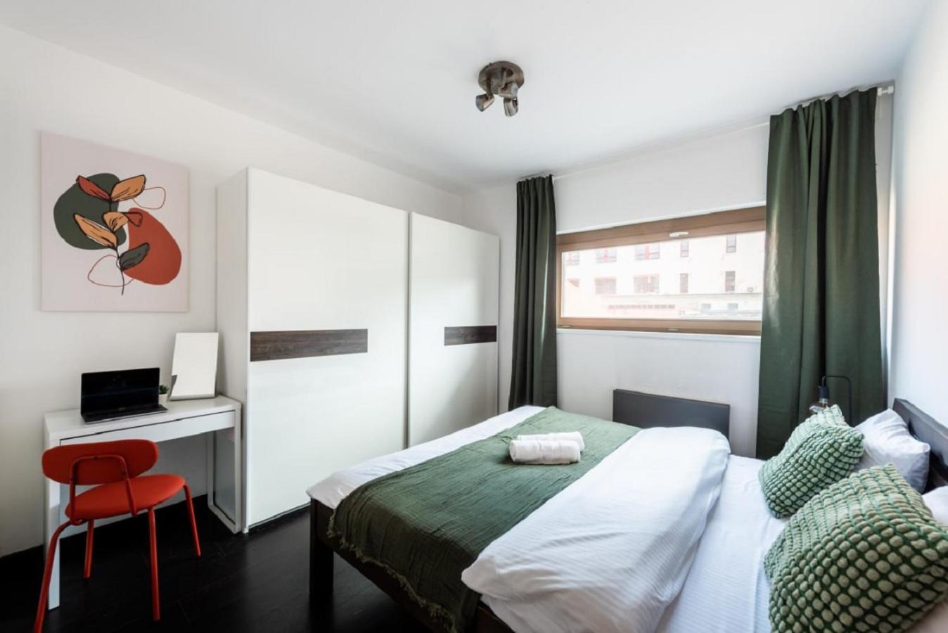 Spacious Apartments Near Karlin Square 프라하 외부 사진