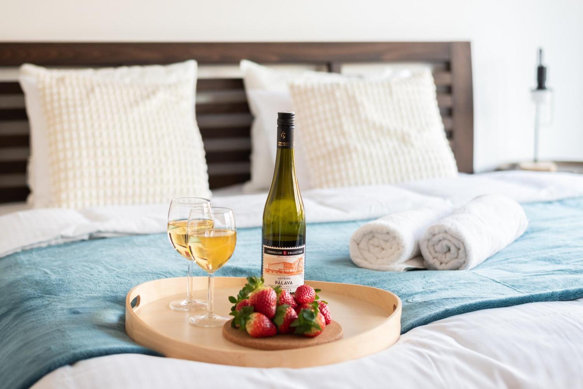 Spacious Apartments Near Karlin Square 프라하 외부 사진