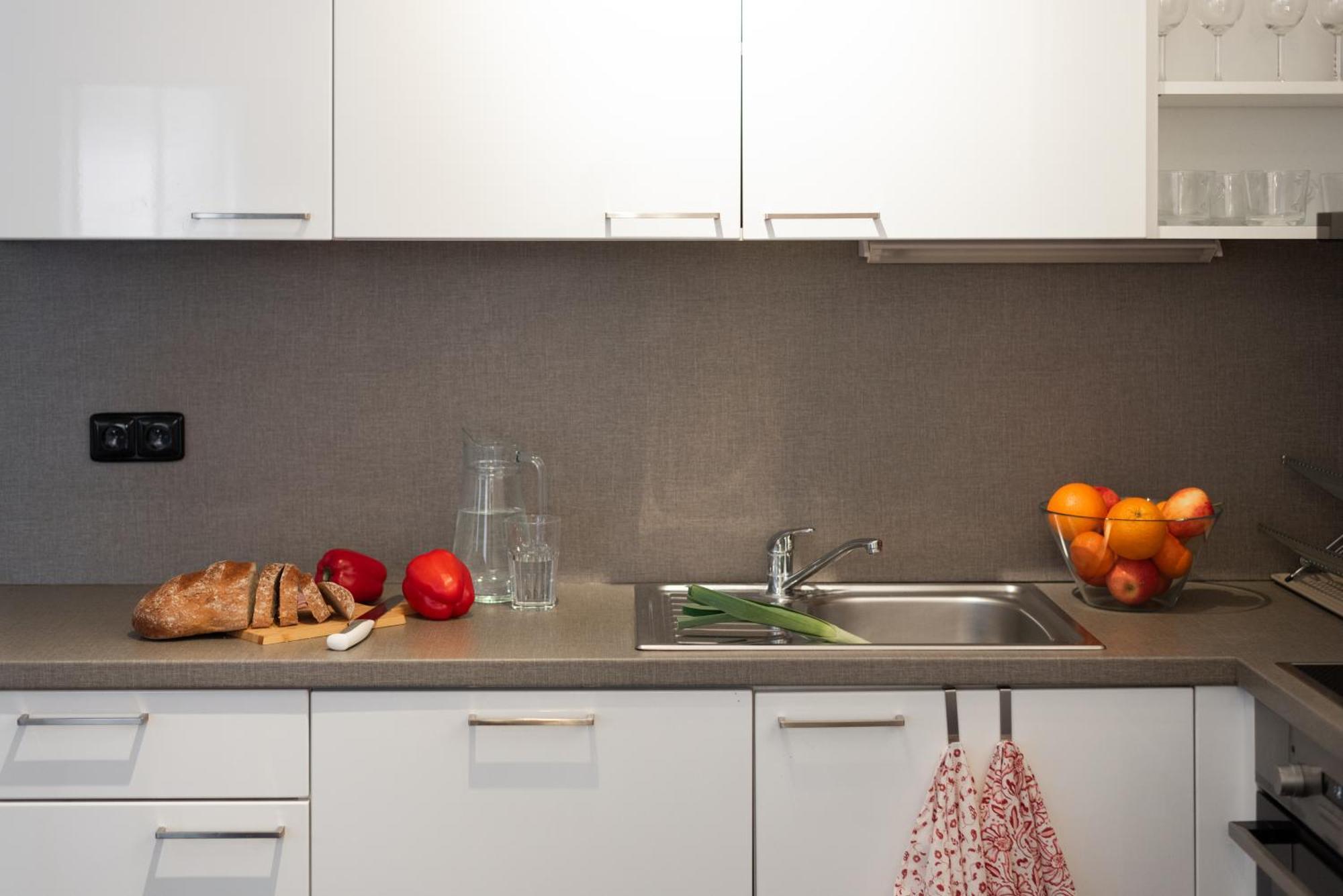 Spacious Apartments Near Karlin Square 프라하 외부 사진