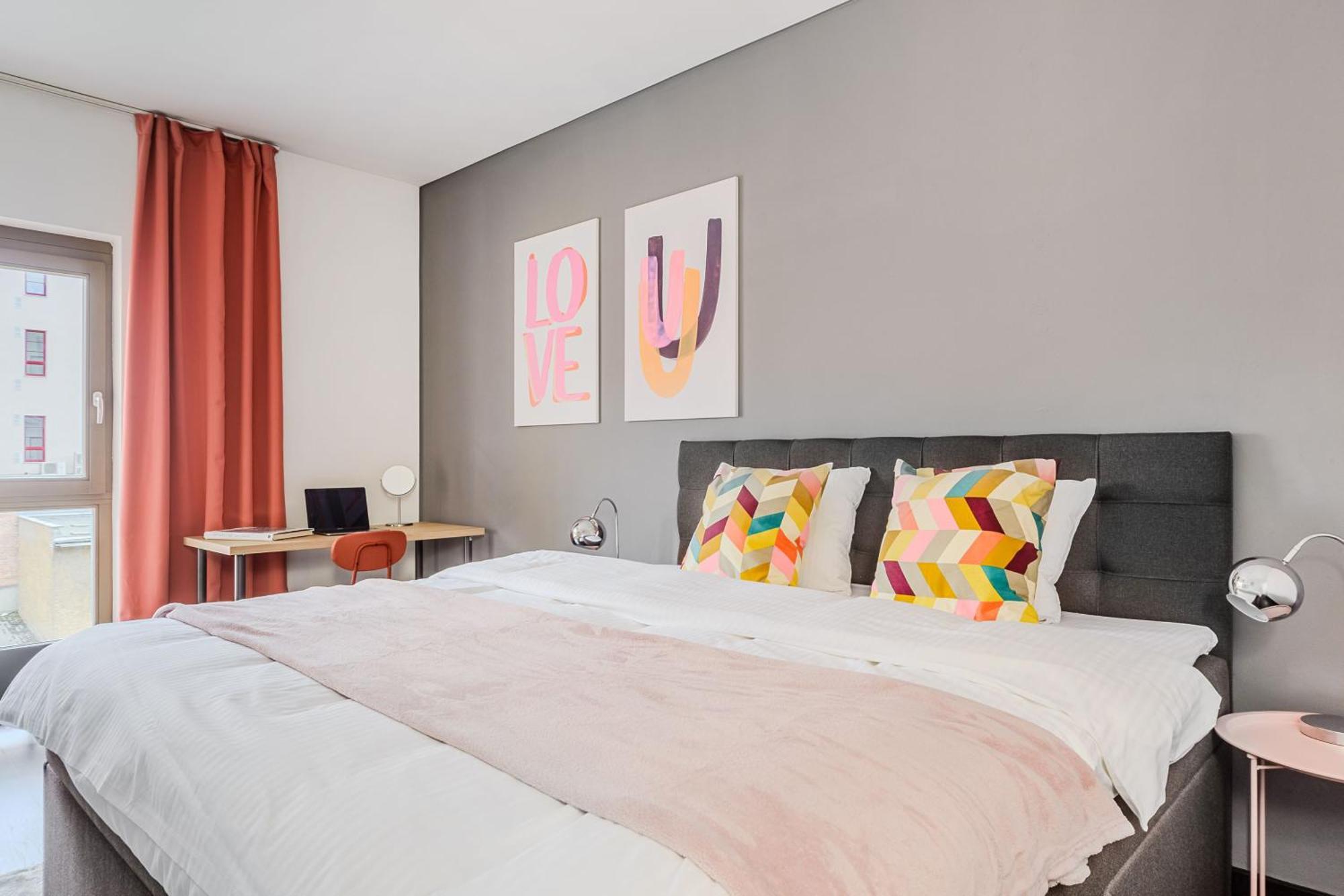 Spacious Apartments Near Karlin Square 프라하 외부 사진