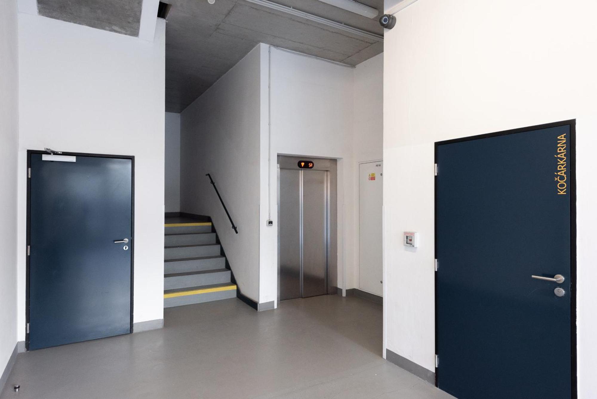 Spacious Apartments Near Karlin Square 프라하 외부 사진